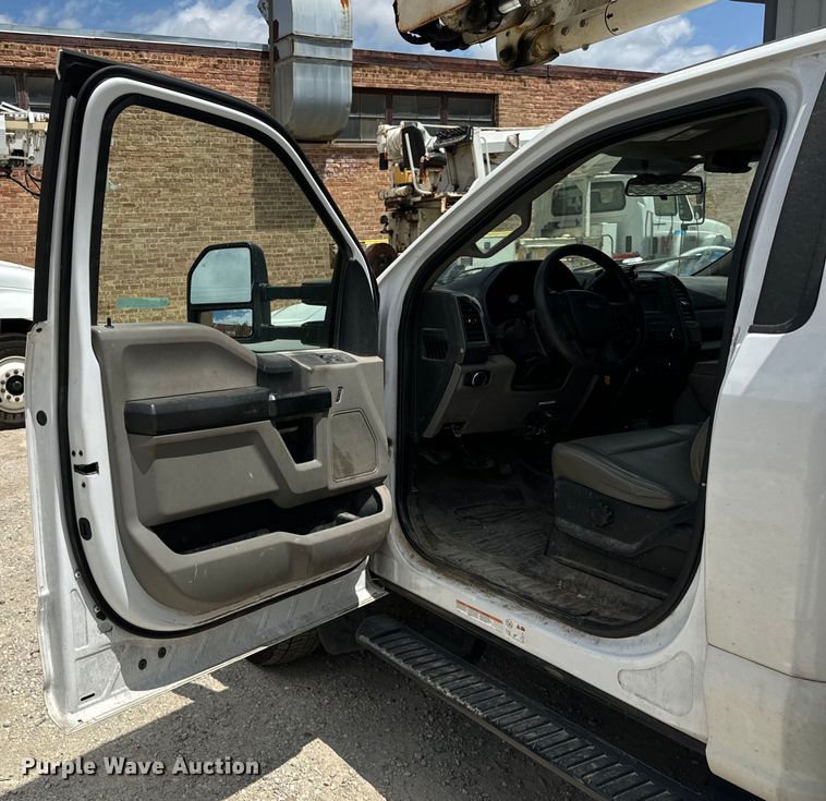 image for item OG9561 2019 Ford  F550 bucket truck