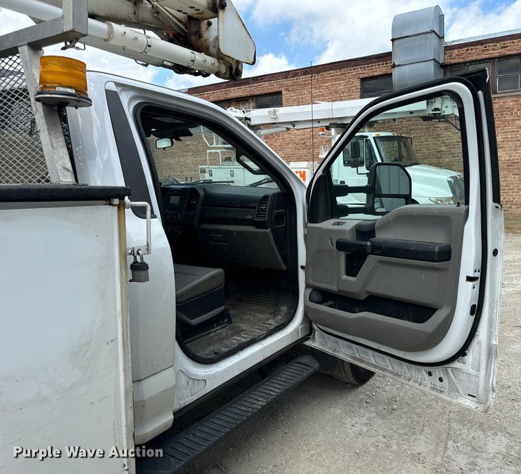 image for item OG9561 2019 Ford  F550 bucket truck