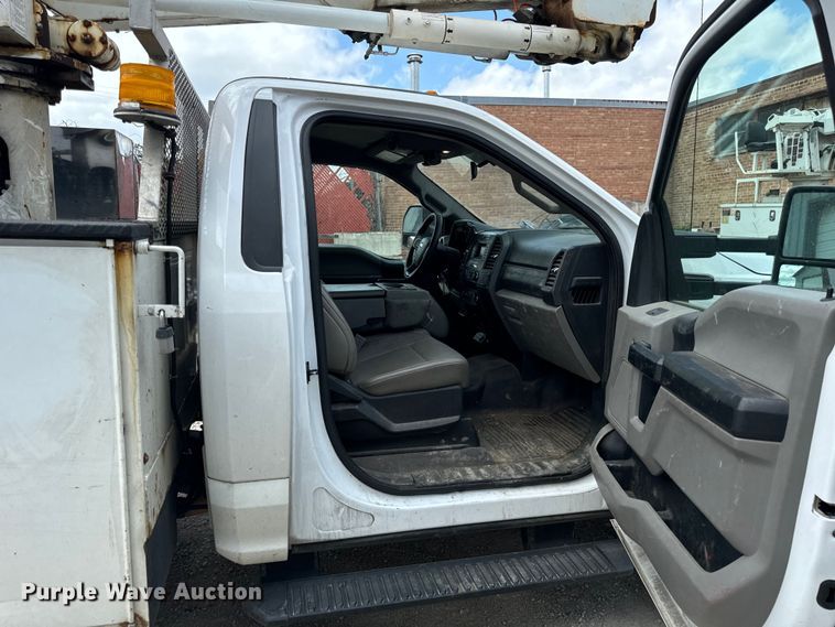 image for item OG9561 2019 Ford  F550 bucket truck