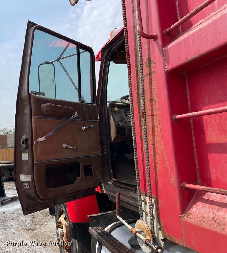 image for item OG9948 1994 Ford  L8000 dump truck