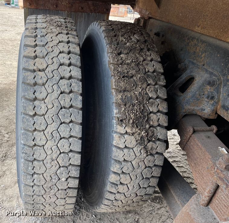 image for item OG9948 1994 Ford  L8000 dump truck