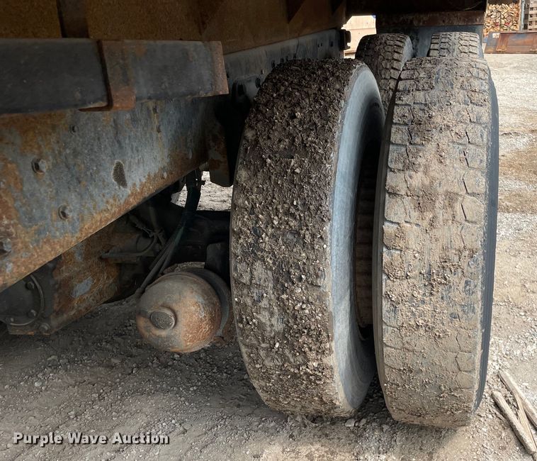 image for item OG9948 1994 Ford  L8000 dump truck