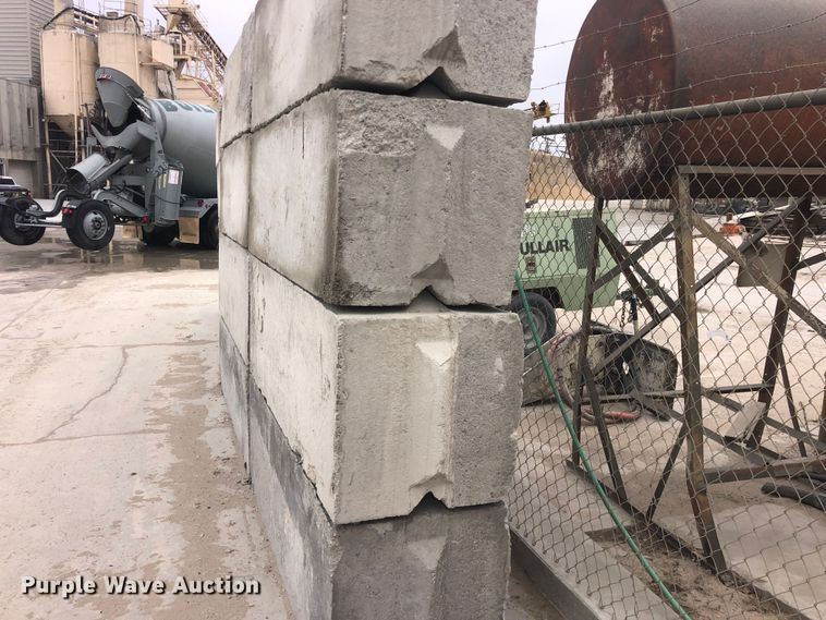 image for item ZA0433 (16) concrete edge bunker blocks 