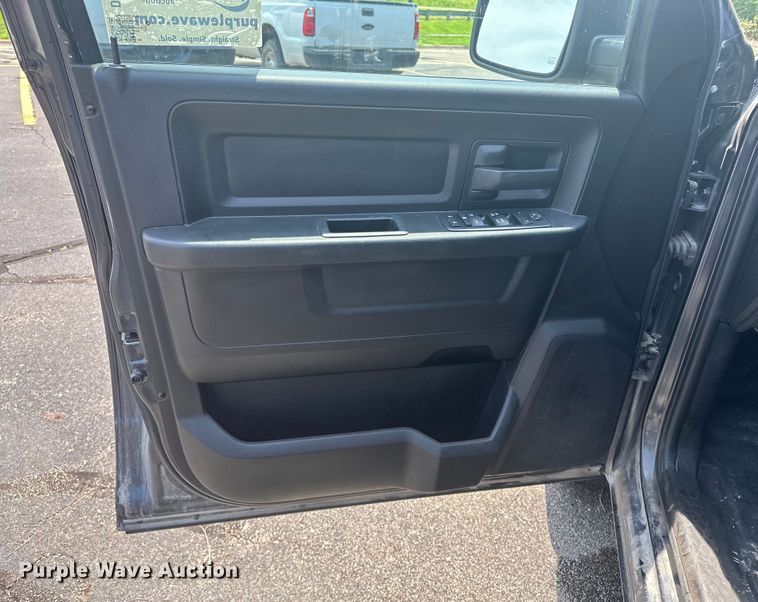 image for item DJ6242 2019 Dodge Ram 1500 Classic Crew Cab pickup truck