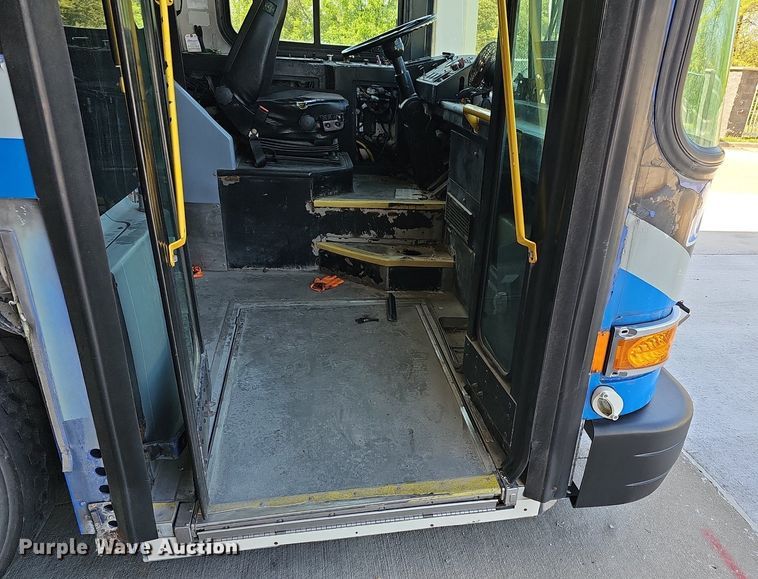 image for item DM1625 2006 Gillig  G29D102N4 transit bus