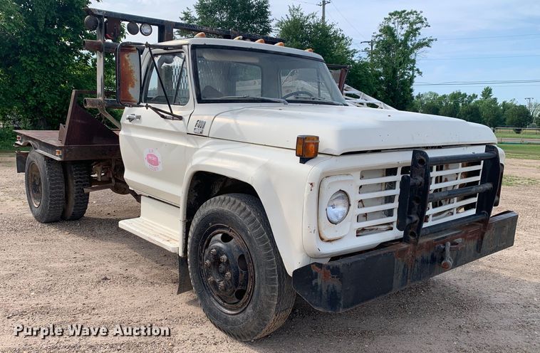 image for item DM7840 1973 Ford  F600 flatbed truck