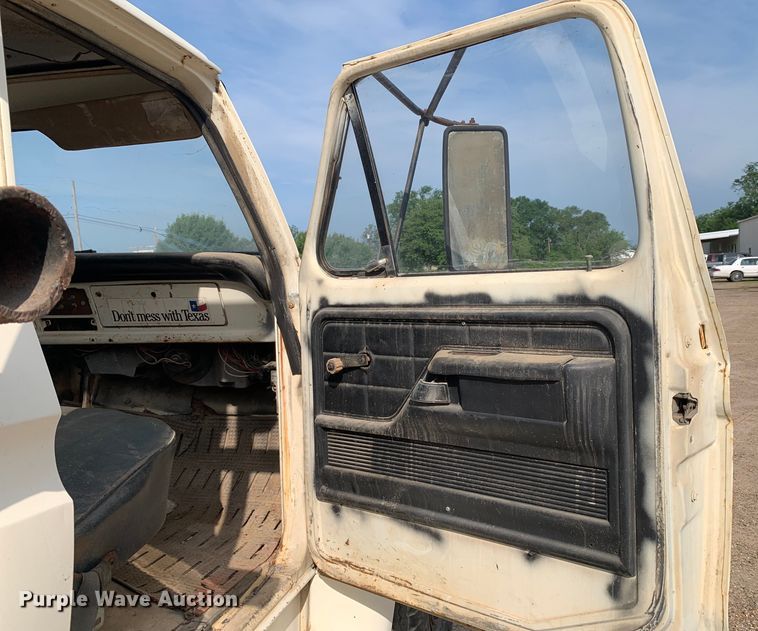 image for item DM7840 1973 Ford  F600 flatbed truck