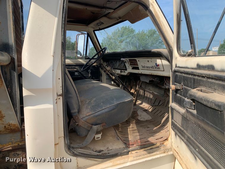 image for item DM7840 1973 Ford  F600 flatbed truck