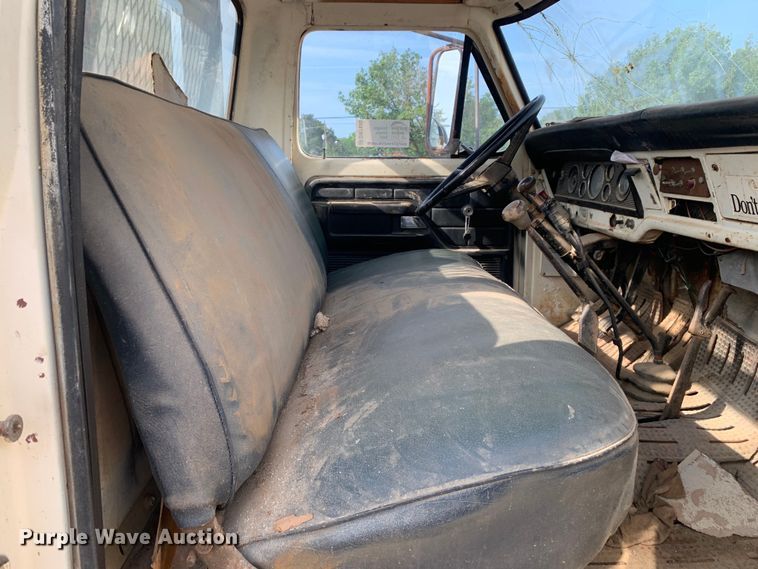 image for item DM7840 1973 Ford  F600 flatbed truck