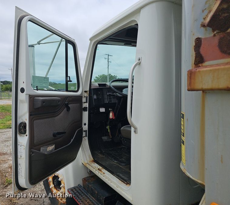 image for item DP0958 2000 International 4700 dump truck