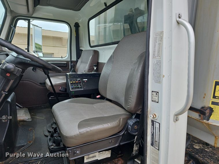 image for item DP0958 2000 International 4700 dump truck