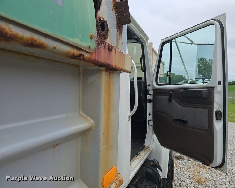 image for item DP0958 2000 International 4700 dump truck