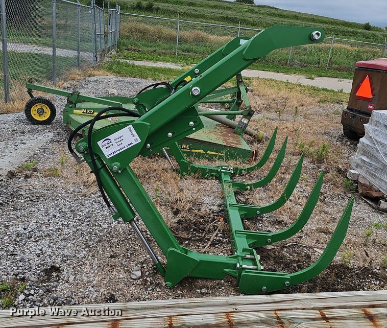 image for item DP1005 John Deere bale accumulator grapple