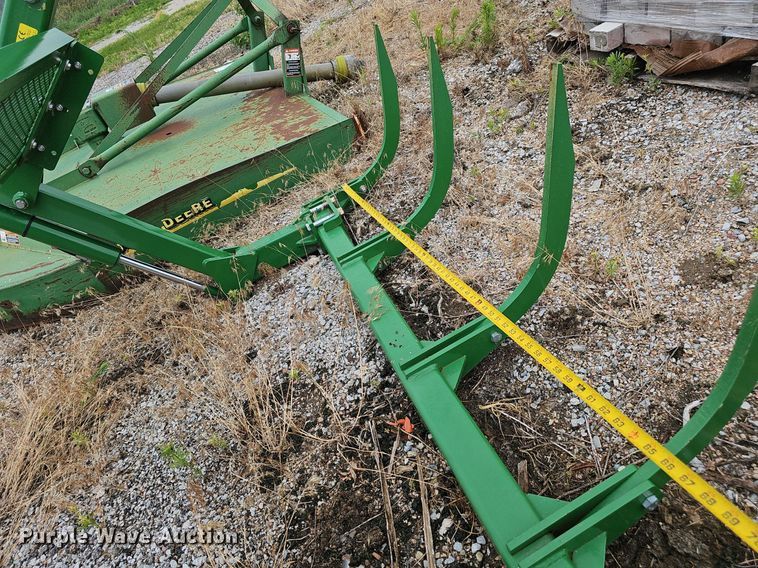 image for item DP1005 John Deere bale accumulator grapple