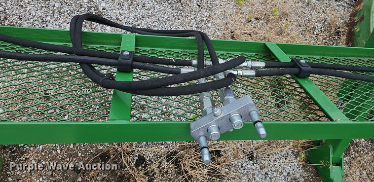 image for item DP1005 John Deere bale accumulator grapple