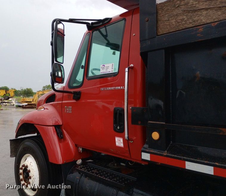 image for item DP1056 2007 International 7400 dump truck