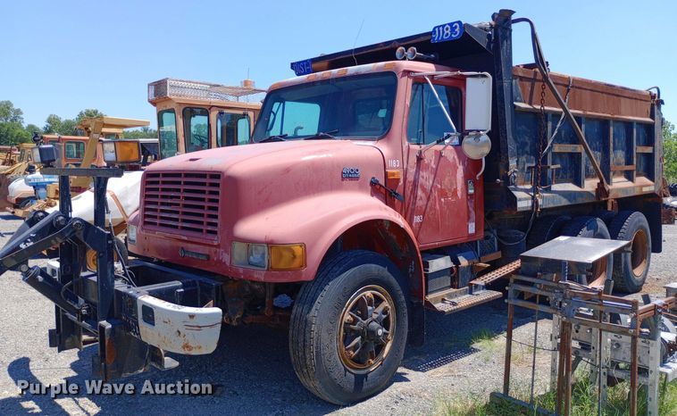 image for item DP1080 2001 International 4900 dump truck