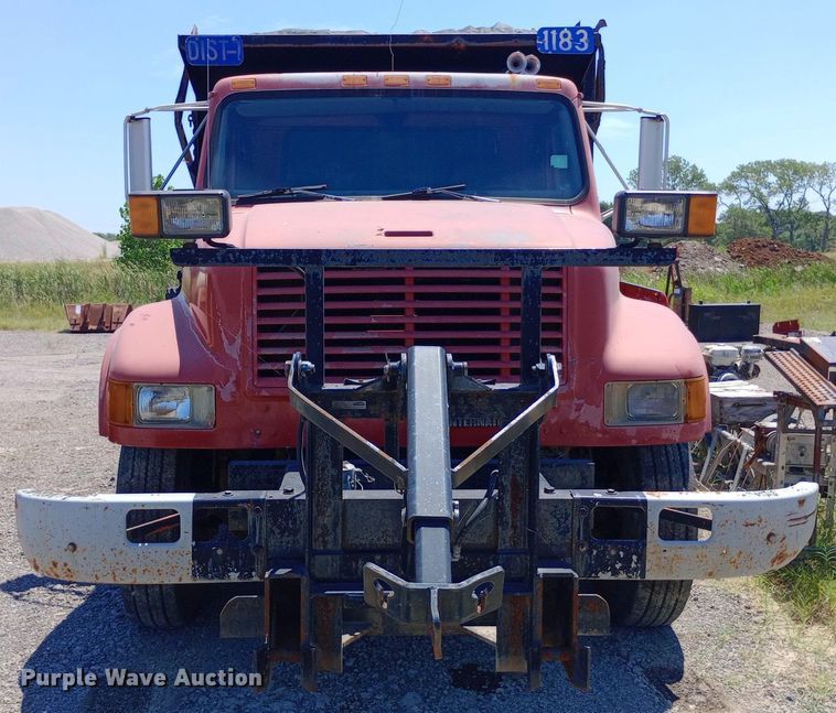 image for item DP1080 2001 International 4900 dump truck