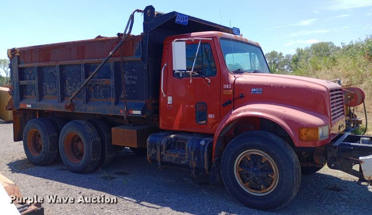 image for item DP1080 2001 International 4900 dump truck