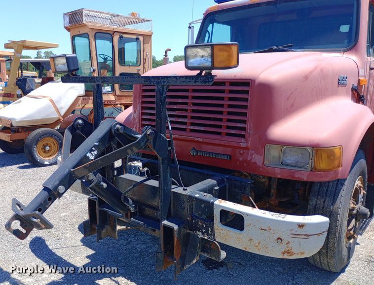 image for item DP1080 2001 International 4900 dump truck