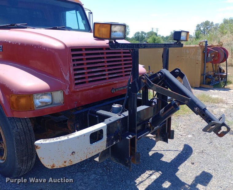 image for item DP1080 2001 International 4900 dump truck