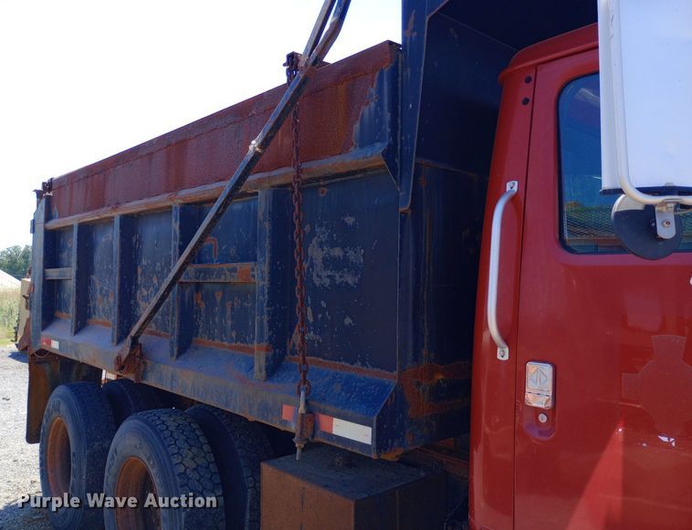 image for item DP1080 2001 International 4900 dump truck