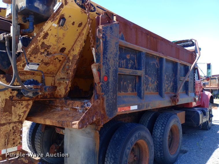 image for item DP1080 2001 International 4900 dump truck