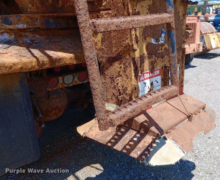 image for item DP1080 2001 International 4900 dump truck