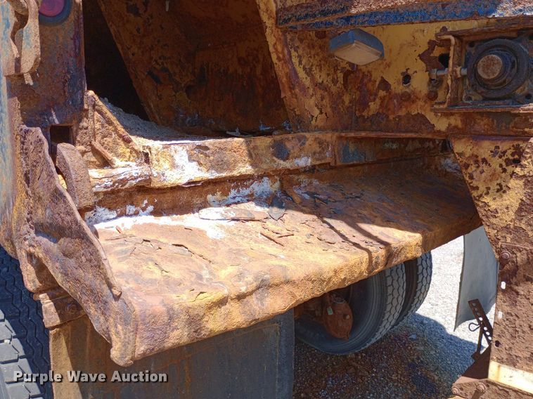image for item DP1080 2001 International 4900 dump truck