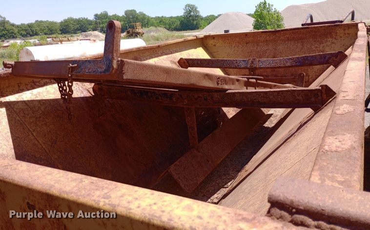 image for item DP1080 2001 International 4900 dump truck