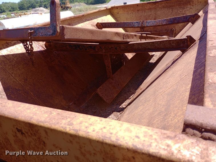 image for item DP1080 2001 International 4900 dump truck