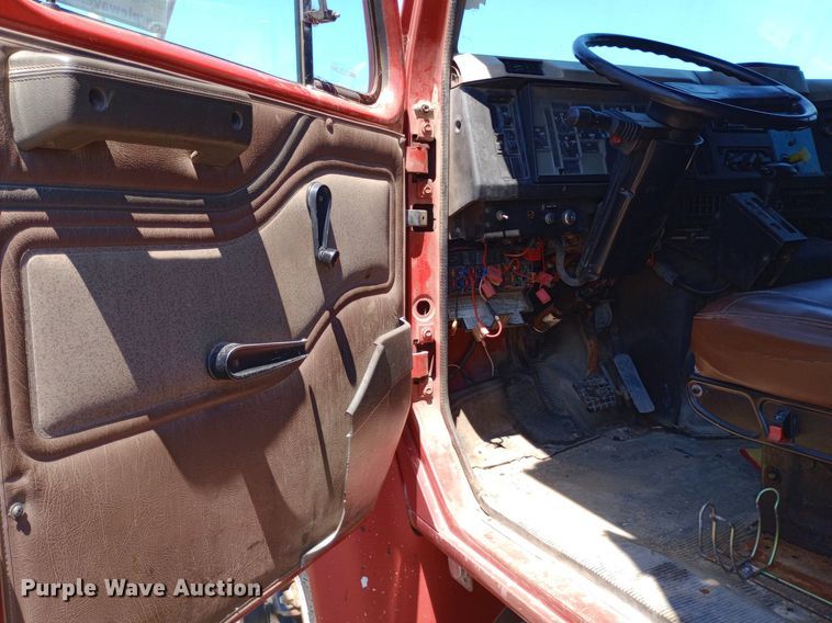 image for item DP1080 2001 International 4900 dump truck