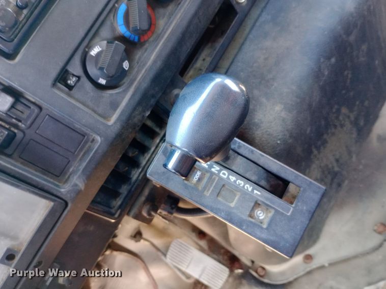 image for item DP1080 2001 International 4900 dump truck