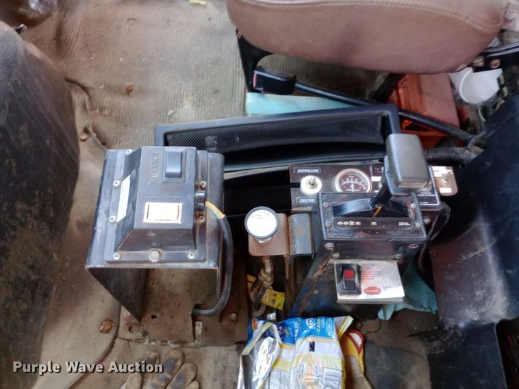 image for item DP1080 2001 International 4900 dump truck