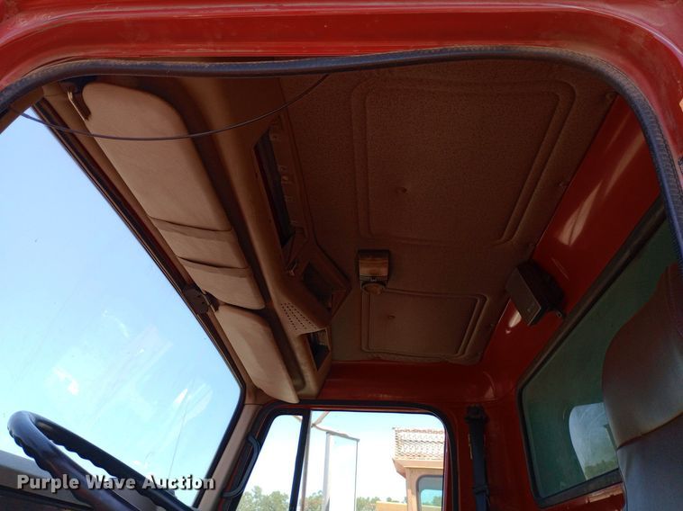 image for item DP1080 2001 International 4900 dump truck