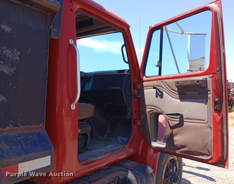 image for item DP1080 2001 International 4900 dump truck