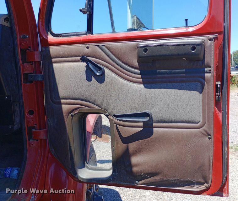 image for item DP1080 2001 International 4900 dump truck