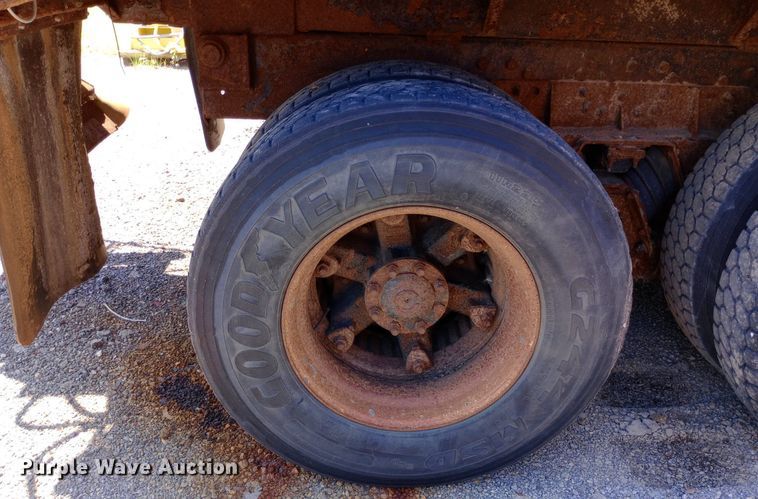 image for item DP1080 2001 International 4900 dump truck