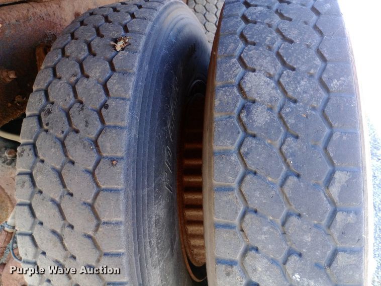 image for item DP1080 2001 International 4900 dump truck