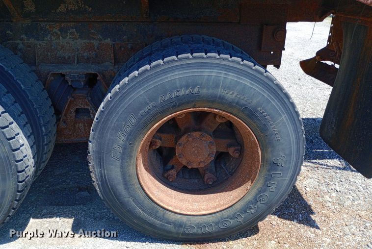 image for item DP1080 2001 International 4900 dump truck