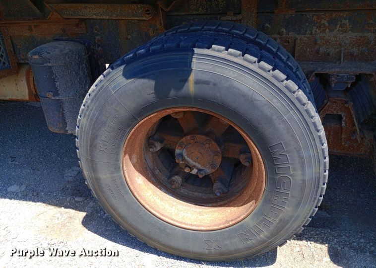 image for item DP1080 2001 International 4900 dump truck