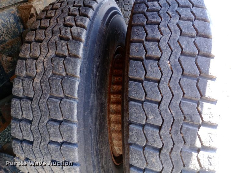 image for item DP1080 2001 International 4900 dump truck