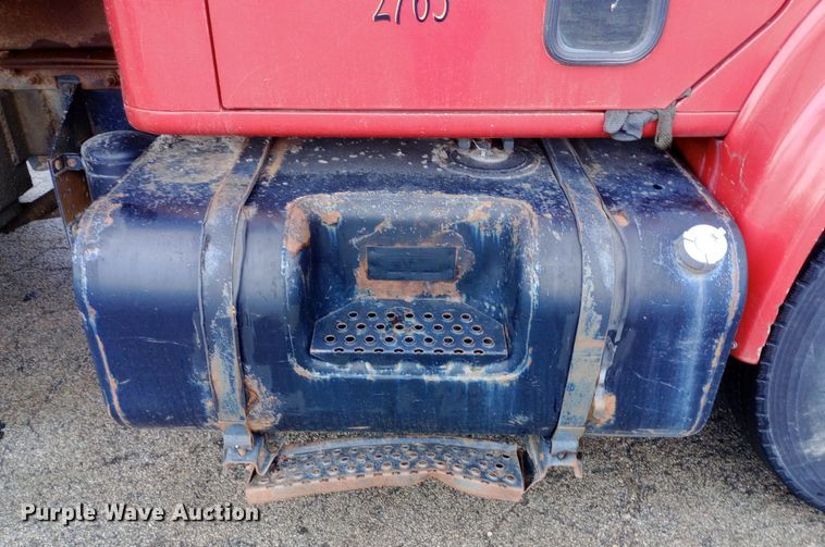 image for item DP1096 2001 International 4900 dump truck