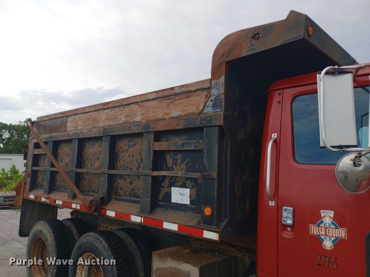 image for item DP1096 2001 International 4900 dump truck