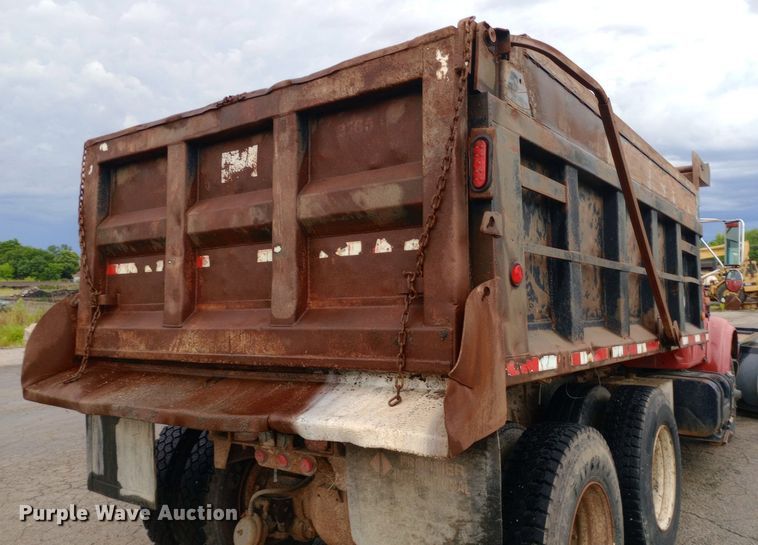 image for item DP1096 2001 International 4900 dump truck