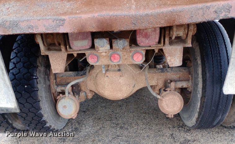 image for item DP1096 2001 International 4900 dump truck