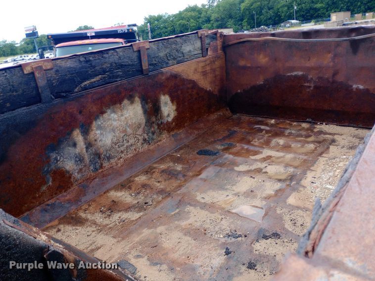 image for item DP1096 2001 International 4900 dump truck