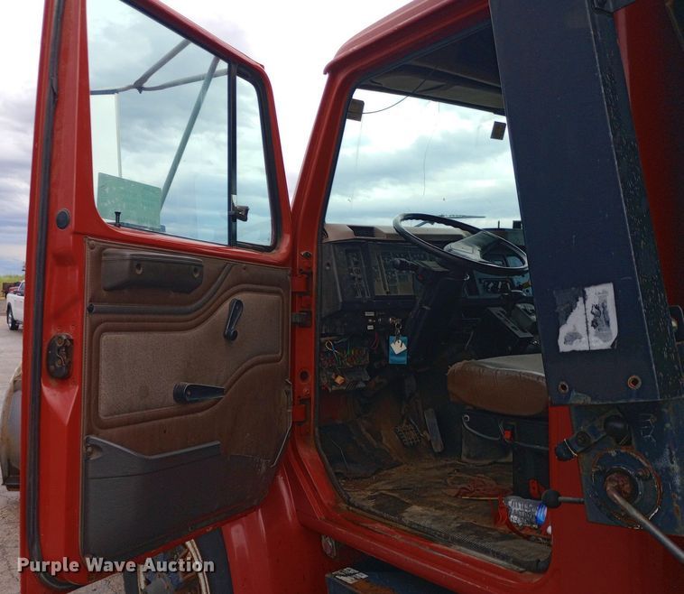 image for item DP1096 2001 International 4900 dump truck