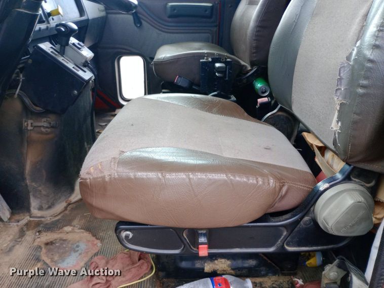 image for item DP1096 2001 International 4900 dump truck