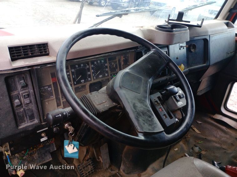 image for item DP1096 2001 International 4900 dump truck